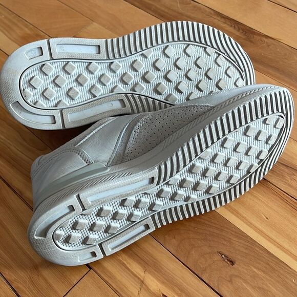 O by Everlane gray smooth and suede leather lace up low top sneakers. F= 7, M= 5 - Picture 4 of 6